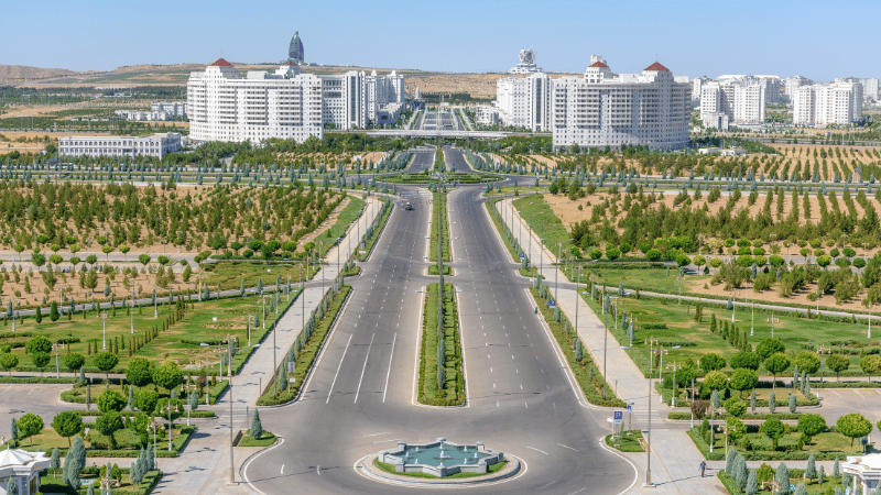 Stanislav-Kondrashov_urban_avenue_with_fountains_and_greenery